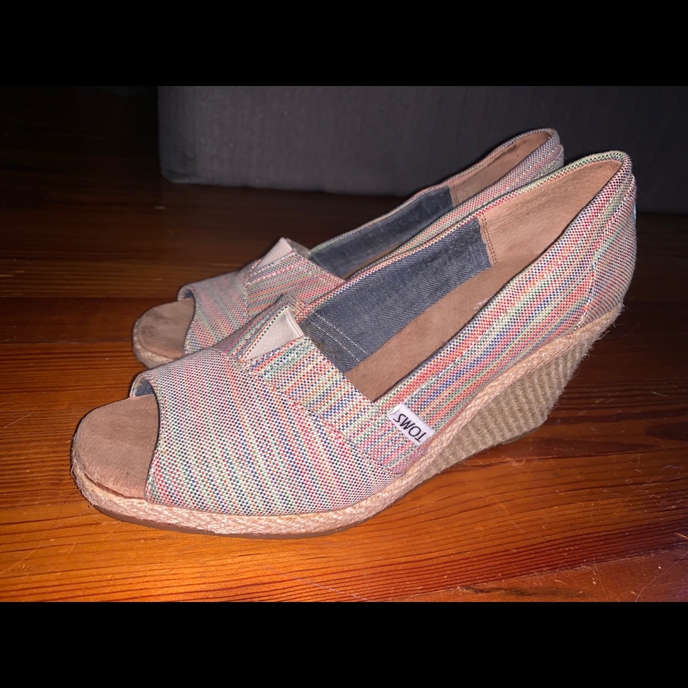 Tom’s wedge heels